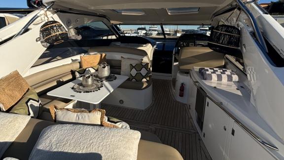 Die Portofino 53 Mr S bietet großzügige Sitzbereiche und eine offene Küche an Deck.