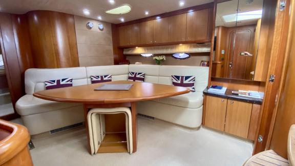 Die Portofino 53 Mr S bietet einen eleganten Essbereich und großzügigen Salon an Bord.