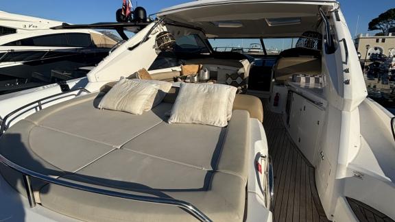 Die Portofino 53 Mr S bietet große Sonnenliegen und einen offenen Loungebereich an Deck.