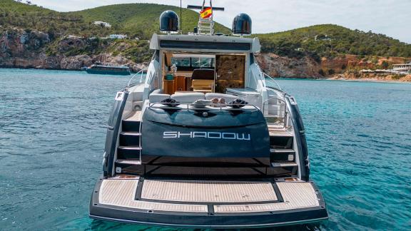Heck und Badeplattform der Motoryacht Shadow vor Anker an Ibizas Küste.