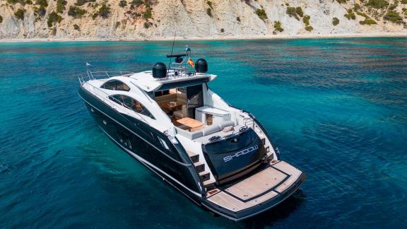 Komfortabler Heckbereich der Motoryacht Shadow vor Anker in Ibiza.