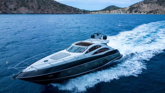 Motoryacht Shadow gleitet durch das blaue Wasser vor der Küste Ibizas.