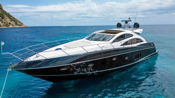 Stilvolles, modernes Design der Motoryacht Shadow vor der Küste Ibizas.