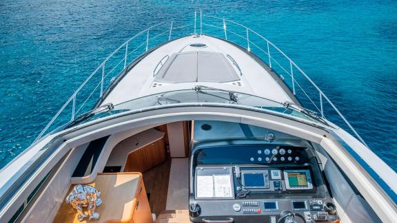 Vordeck und Steuerstand der Motoryacht Shadow vor Anker in Ibiza.