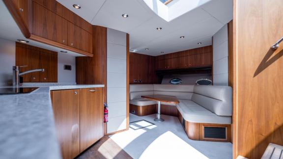 Sitzbereich und Pantry auf dem Unterdeck der Motoryacht Shadow vor Ibiza.