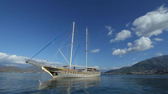 Die elegante Gulet Prenses Lila mit 8 Kabinen liegt friedlich im Wasser von Fethiye.