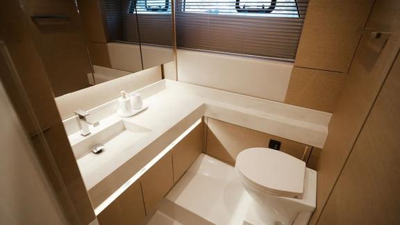 Mit eleganten Details gestaltet, steigert dieses moderne Bad den Komfort auf Baby Indy.