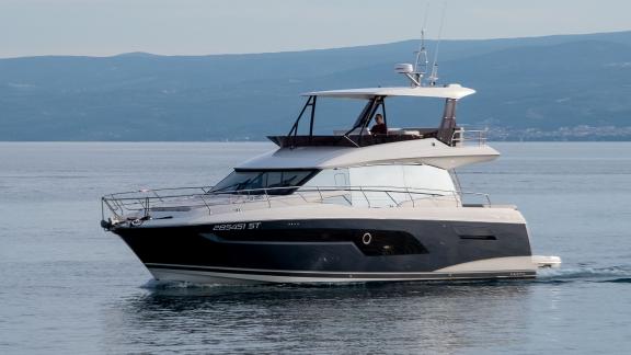 Die Motoryacht Baby Indy überzeugt mit modernem Design und großzügigem Flybridge-Bereich für entspanntes Cruisen.
