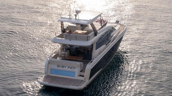 Die Motoryacht Baby Indy liegt in Split vor Anker. Sichtbar ist das Achterdeck mit Badeplattform.