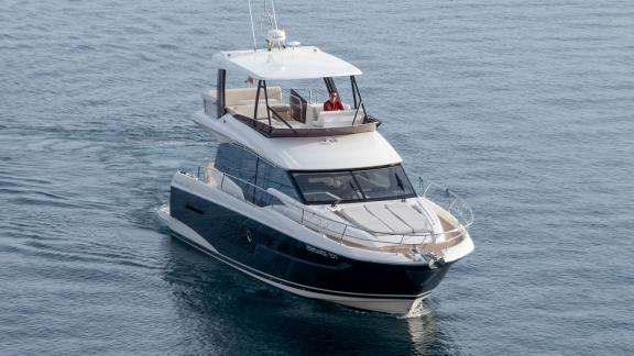 Baby Indy motor yacht is cruising near Split. The foredeck features a spacious sunbathing area.