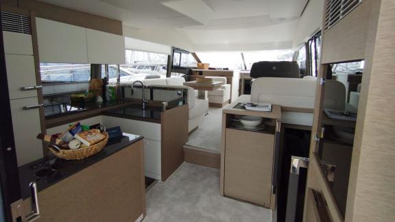 Im Inneren der Motoryacht Baby Indy in Split befindet sich eine voll ausgestattete Küche mit Ess- und Sitzbereich.