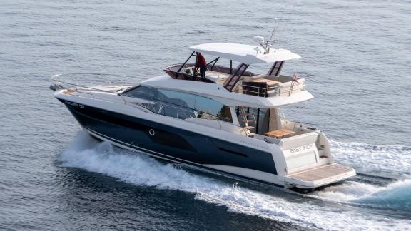Die Motoryacht Baby Indy fährt durch die Gewässer von Split. Deutlich sichtbar sind das Achterdeck und die Badeplattform