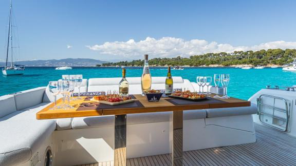 Die Esperanza Prestige 590 bietet einen Essbereich mit Meerblick und gemütlicher Lounge auf dem Achterdeck.