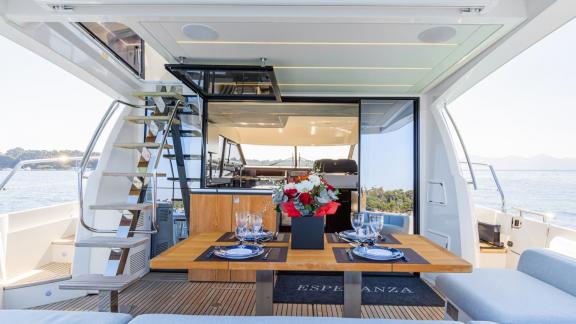 Die Esperanza Prestige 590 bietet einen eleganten Essbereich mit Panorama Meerblick an Deck.