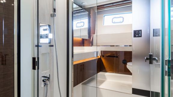 Die Esperanza Prestige 590 bietet ein modernes Bad mit Dusche und elegantem Waschbecken.