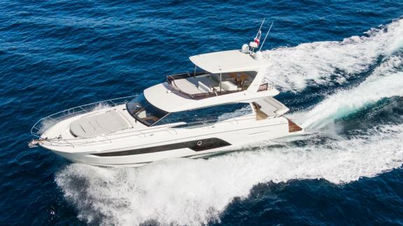 Die Motoryacht Esperanza Prestige 590 präsentiert sich an der französischen Küste mit sportlichem Design und luxuriösem