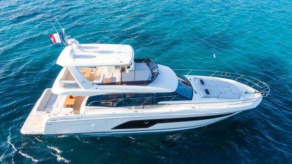 Die Esperanza Prestige 590 bietet luxuriöse Motoryacht Charter an der französischen Küste.