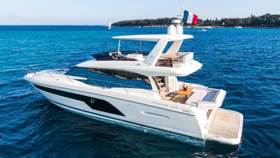 Die Esperanza Prestige 590 zeigt eine große Badeplattform und modernen Flybridge Bereich.