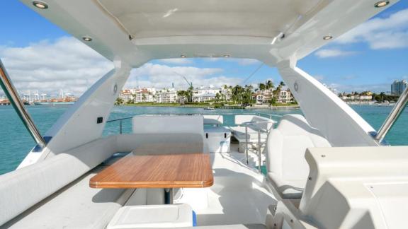 Die Esperanza Prestige 590 bietet einen Flybridge Sitzbereich mit Meerblick.