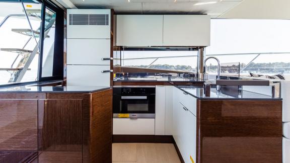 Die Esperanza Prestige 590 bietet eine moderne Küche mit eleganten Geräten und offenem Design.