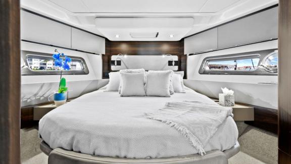 Die Esperanza Prestige 590 bietet eine moderne VIP Kabine mit großem Bett und elegantem Komfort.