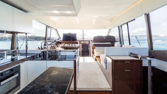 Die Esperanza Prestige 590 bietet einen großen Salon und offene Küche für luxuriösen Yachturlaub.