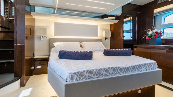Die Esperanza Prestige 590 bietet eine elegante Masterkabine mit modernem Komfort und großem Bett.