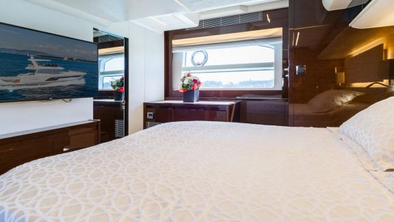 Die Esperanza Prestige 590 bietet eine Masterkabine mit Meerblick und modernem Komfort an Bord.