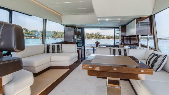 Die Esperanza Prestige 590 bietet große Sitzbereiche und einen Salon mit Meerblick.