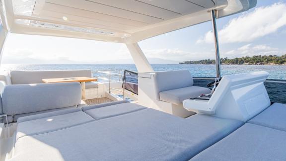 Die Esperanza Prestige 590 bietet eine Flybridge Lounge mit Meerblick und großzügigem Sonnenbereich.