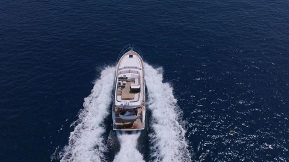 Princess F43 Contessa идет по открытому морю у Дубровника, предлагая дневную аренду моторной яхты.