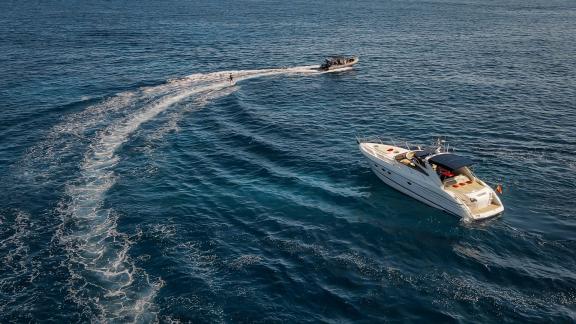 Ibiza açıklarında Sunshine yatının yanında wakeboard yapan misafirler günlük kiralamalara heyecan katıyor.