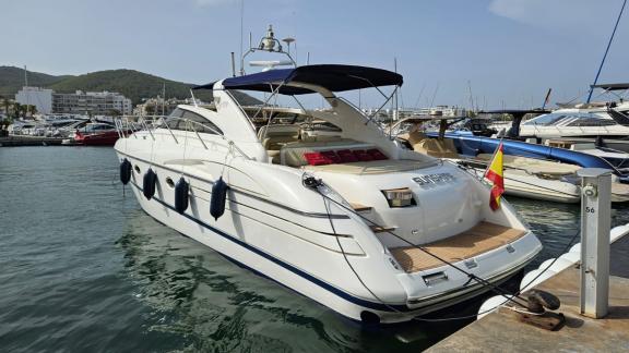 Ibiza limanına demirlemiş Sunshine motoryatı ile İspanya’da günlük yat kiralama keyfi.