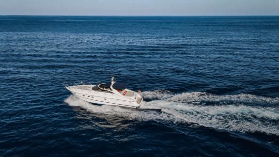Ibiza açıklarında Sunshine yatının yanında wakeboard yapan misafirler günlük kiralamalara heyecan katıyor.