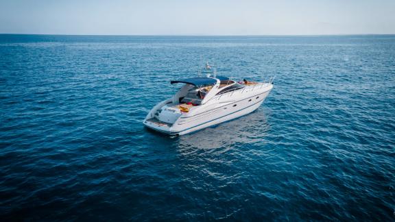 Ibiza'da demirlemiş Sunshine motoryatı ile sakin ve huzurlu bir günlük yat turu keyfi.