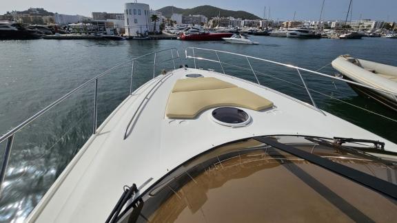 Ibiza'daki Sunshine yatının marinada bekleyen ön güverte güneşlenme alanı günlük kiralama için idealdir.