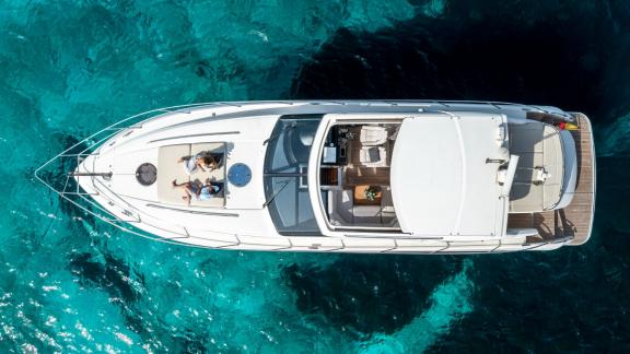 Ibiza açıklarında duran Excalibur motoryat, konforlu günlük yat turu için ideal bir atmosfer sunuyor.