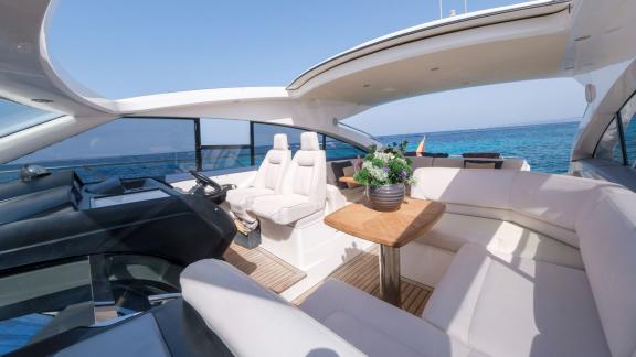 Ibiza açıklarında demirlemiş Excalibur motoryatın ana güvertesindeki arka oturma alanı.