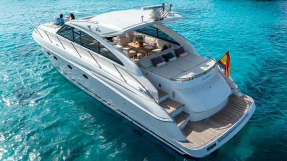 Ibiza'da demirli Excalibur motoryat, günlük kiralama için konforlu arka güvertesiyle dikkat çekiyor.