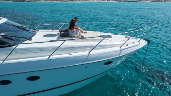 Ibiza'da demirli Excalibur motoryatın ön güvertesinde çift kişilik konforlu güneşlenme alanı bulunur.