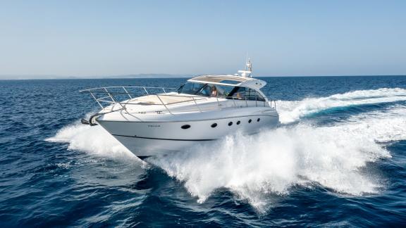 Ibiza açıklarında seyreden Excalibur motoryatı, günlük yat kiralama seçenekleri için ideal bir tercih.