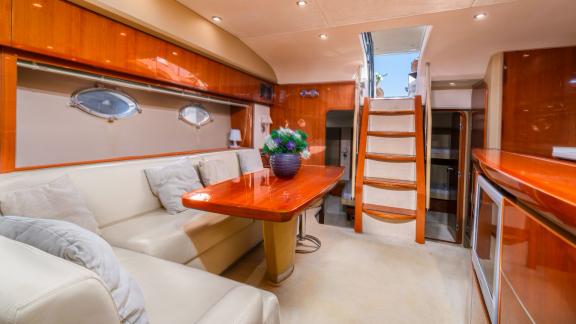 Ibiza'da demirlemiş Excalibur motoryatın konforlu iç salon ve yemek alanı.