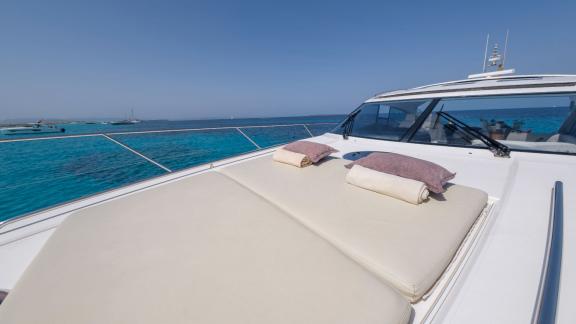 Ibiza'da demirli Excalibur motoryatın ön kısmında yastıklı geniş güneşlenme minderi yer alır.