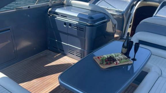 Auf dem Heckdeck der Motoryacht Este 2 werden Snacks serviert.
