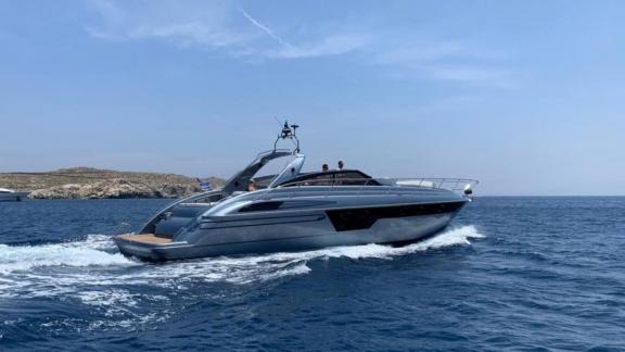 Die Motoryacht Este 2 gleitet dynamisch vor Mykonos über das blaue Wasser und beeindruckt mit ihrem eleganten Design.