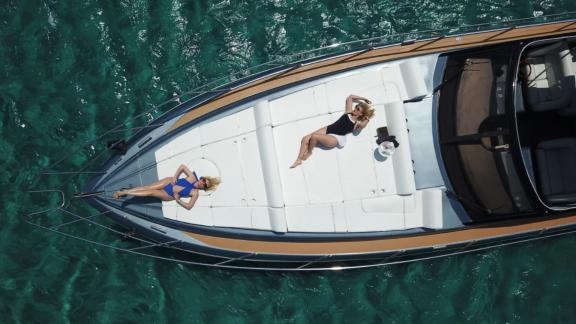 Zwei Frauen genießen die Sonne auf der Motoryacht Este 2.