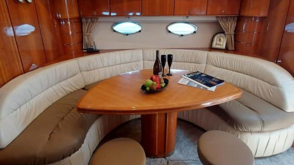 Der Innensalon der Motoryacht Este 2 ist mit Wein und Obst gedeckt.