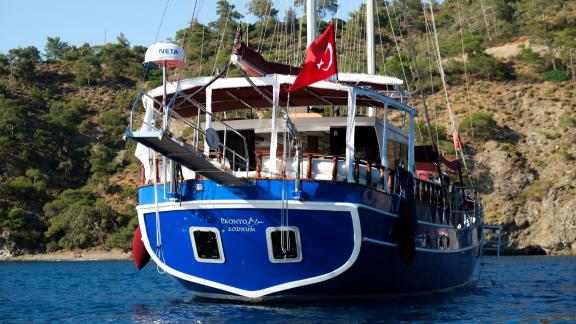 Blaue Gulet Pronto Blue mit türkischer Flagge.