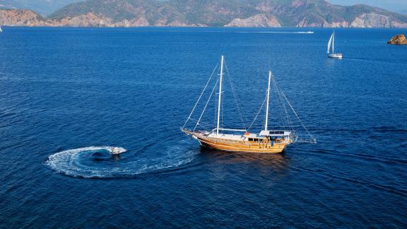 The Gulet Pronto White sails in the scenic waters off the coast of Fethiye, Turkey, perfect for up to 12 people.