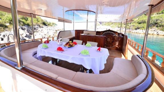 View of the steering area and the elegant dining area on the Queen Lila, with a wonderful view of the sea.